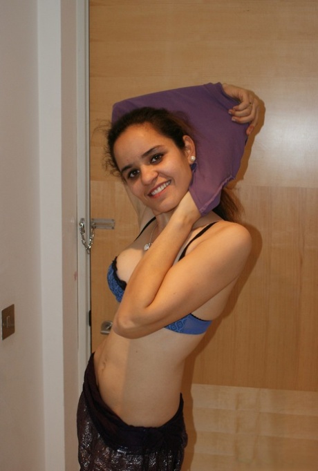 Indian solo girl strips down to a thong while in her bathroom 27083906