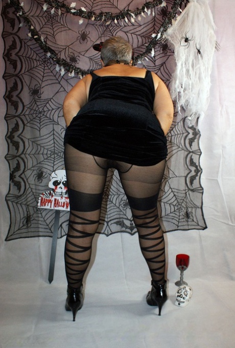 Hot mature woman Savana unleashes her big tits in sexy stockings 78085295