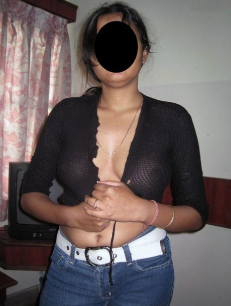 Indian MILF displays her natural tits while wearing blue jeans 21048626