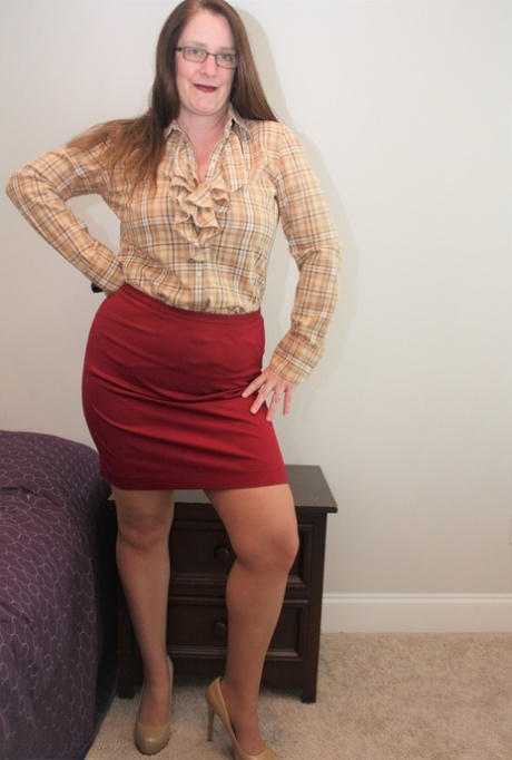 Thick older lady rolls off her pantyhose to finish getting naked on her bed 57526098