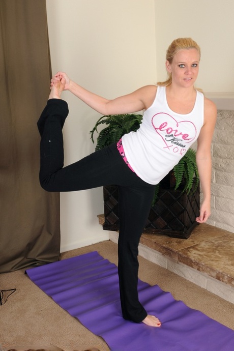 Over 30 lady Lilly Swan gets totally naked while doing yoga at home 29121920