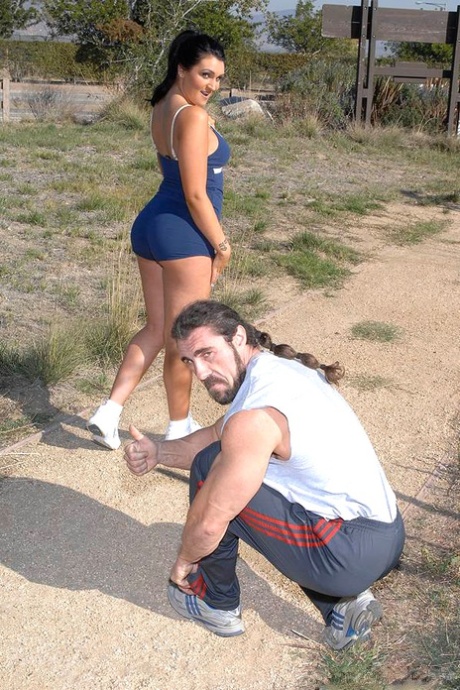 Fitness girl gets boned by her weight trainer while working out in the gym 31846901
