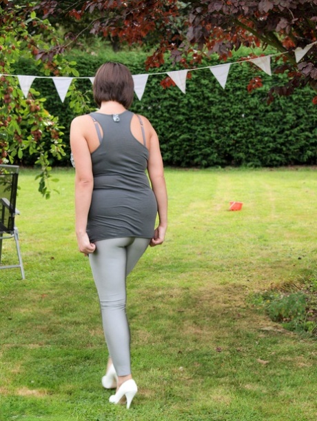 Amateur plumper Roxy uncovers her huge tits before touching her twat in a yard 88571333