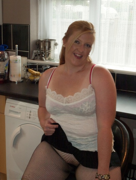 Thick amateur Samantha pulls down her mesh pantyhose in a kitchen 68030113