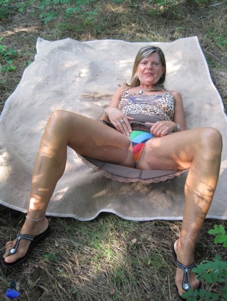 Mature lady has POV sex on a spread out blanket in the outdoors 17556032