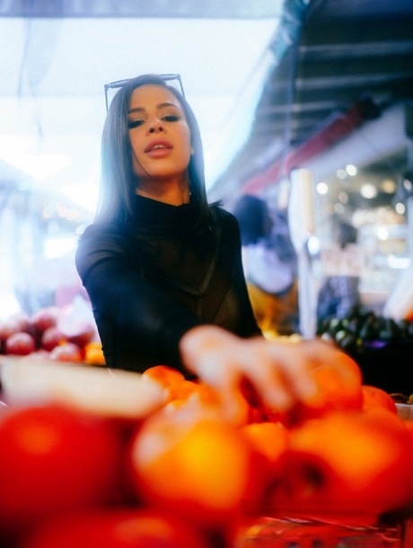 Skinny teen Kylie Rocket wraps up shopping at the market with sex at home 22549616