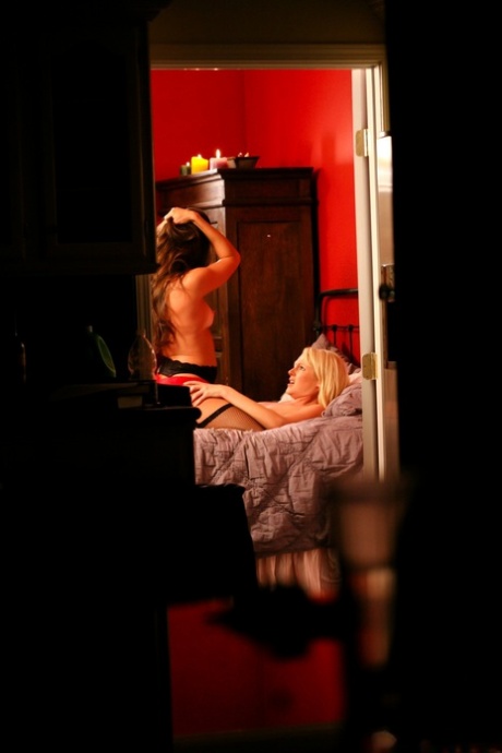 Lesbian women Samantha Ryan & Stephanie Swift have sex upon their bed 76817686