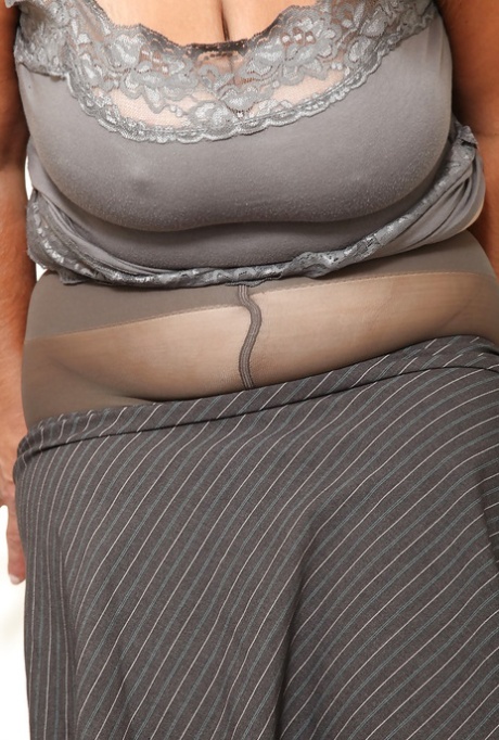 Fatty mature gal rips her pantyhose and exposes her shaggy cooter 83959030