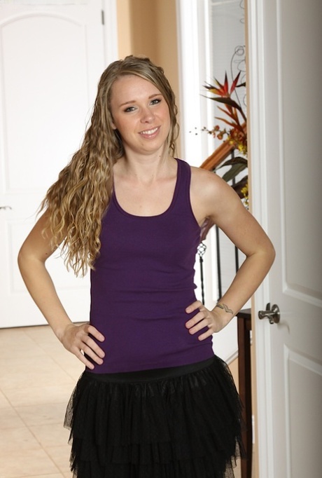 Enthusiastic amateur teen babe Anna Stevens looks pretty and yummy 41308468