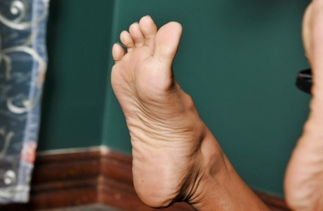 Trusted amateur Latina babe Sweet Mango is busy with foot fetish game 75160871