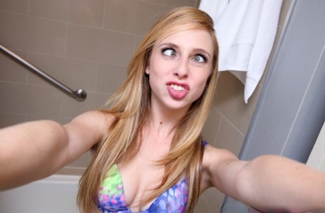 Sexy babe Taylor Whyte is taking selfies in her bathroom while naked 15912634